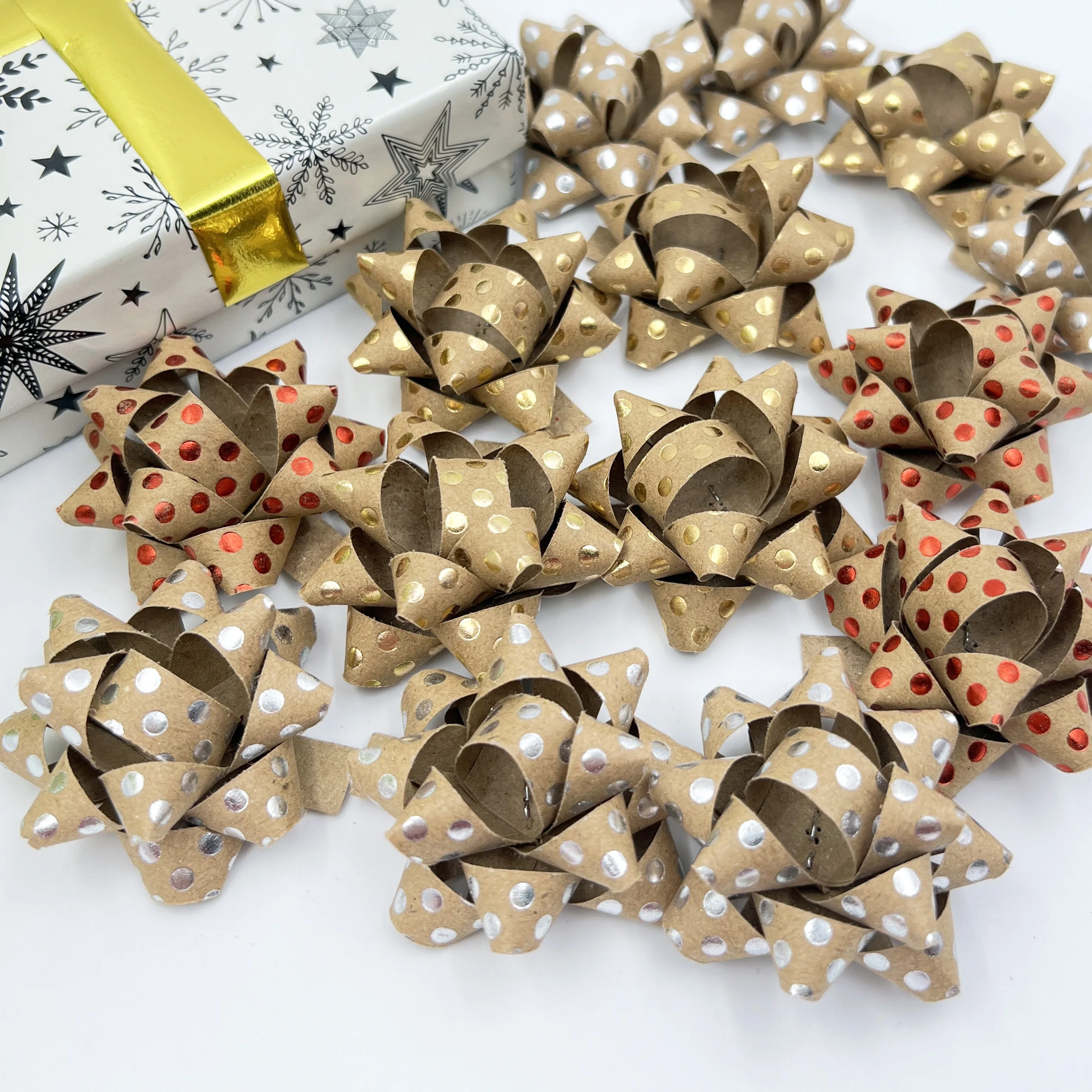 Подарочный набор из крафт-бумаги в горошек с бантом и золотым тиснением дизайн