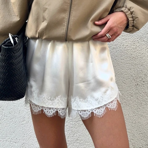 Аққұба лесбиянка Барби Ол қайғылы оқиғаның ақысын порно видео арқылы төледі.