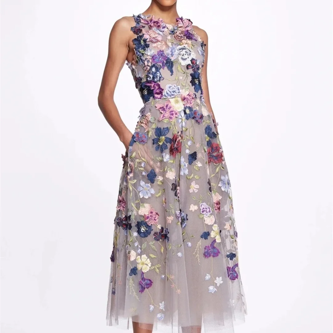 Сексуальное платье средней длины из тюля с аппликацией а-силуэт круглым вырезом