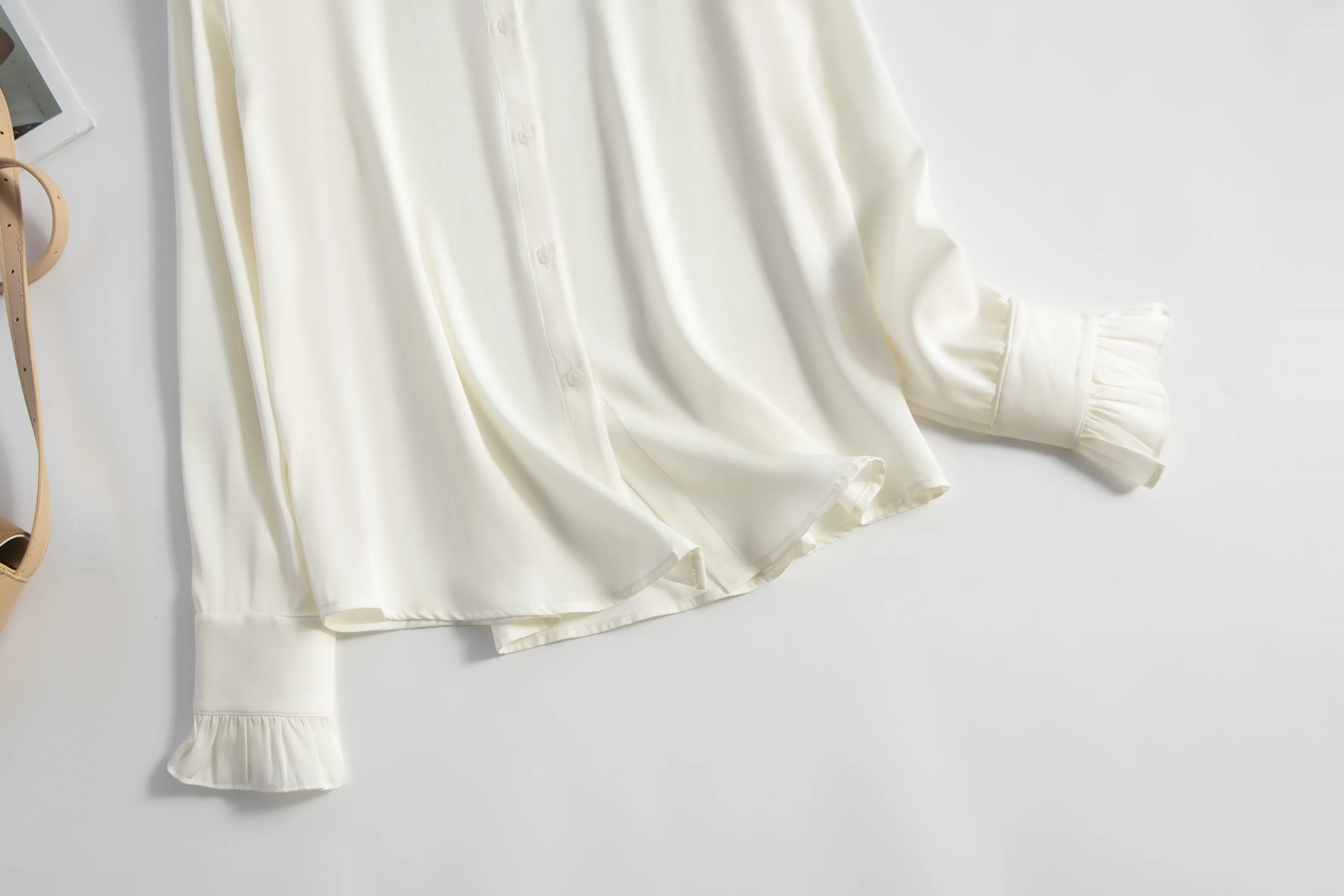 Женская эластичная рубашка с длинным рукавом белая из натурального шелка