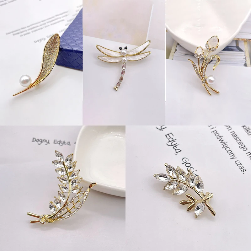 

Dmari Women Brooch Gorgeous Lapel Pin Rhinestone Pearls Zinc Alloy Golden Wheat Badge Luxury Jewelry 2022