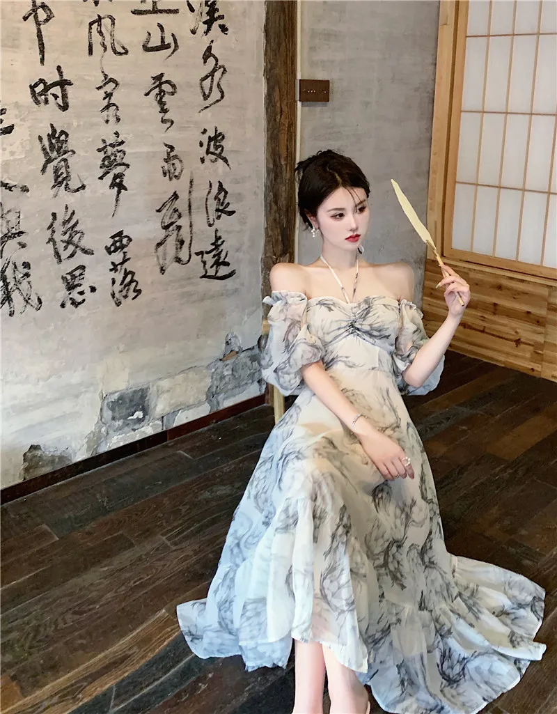 

Длинное платье с принтом на талии