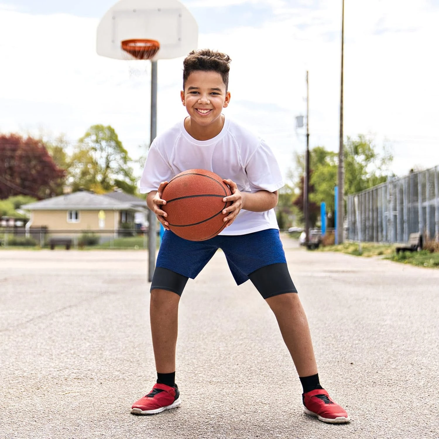 Дышащие и высокопроизводительные компрессионные шорты для активных мальчиков.