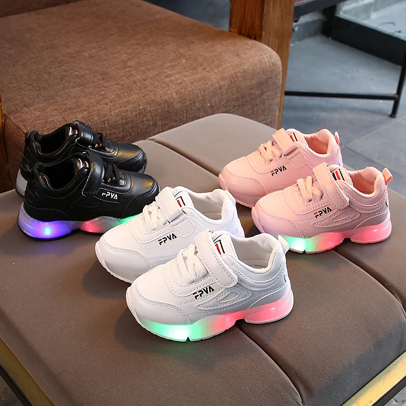 2022 Fashion LED Lighted Soft Baby Sneakers Glowing Glowing Infant Tennis Girls Boys Toddlers Solid Color First Walkers Shoes