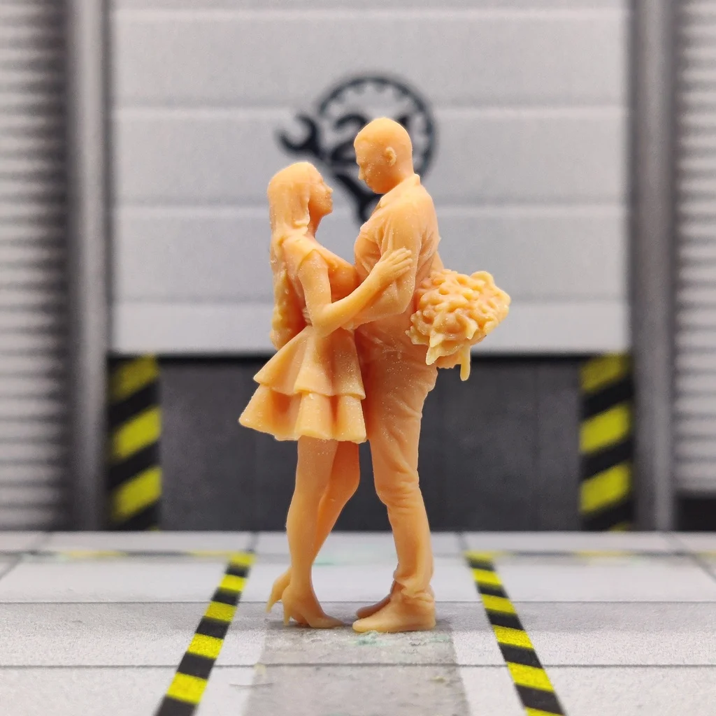 Фото Модель в масштабе 1/64, 1/43, охватывающая женщины и мужчины, прячущиеся цветы на их заднем фоне, цветная миниатюрная диорама, Расписанная вручную S827 №1