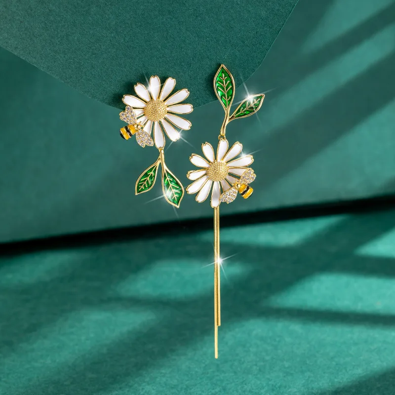 

New 2022 Korean Daisy Flower Bee Stud Earrings For Women Sunflower Butterfly Zircon Asymmetrical Earring Girl Party Jewelry Gift