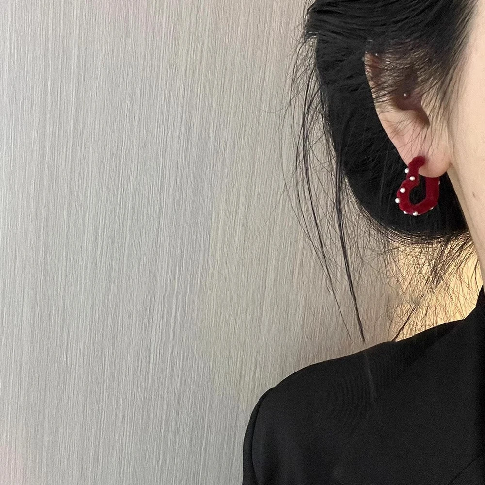 Красные бархатные серьги-гвоздики в форме сердца с жемчугом