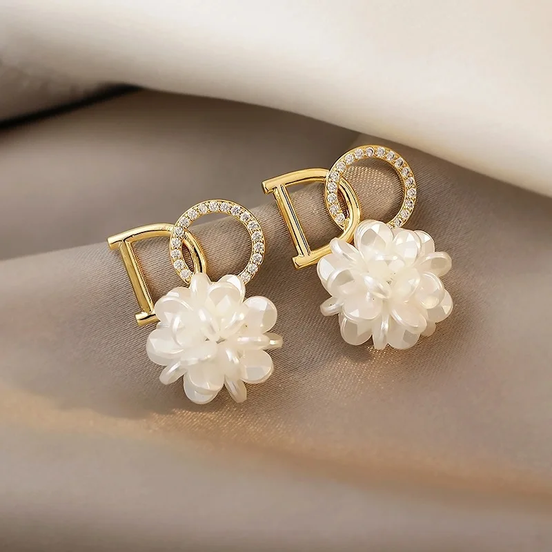 

Letter flower earrings niche design net red with the same earrings s925 silver needle earrings