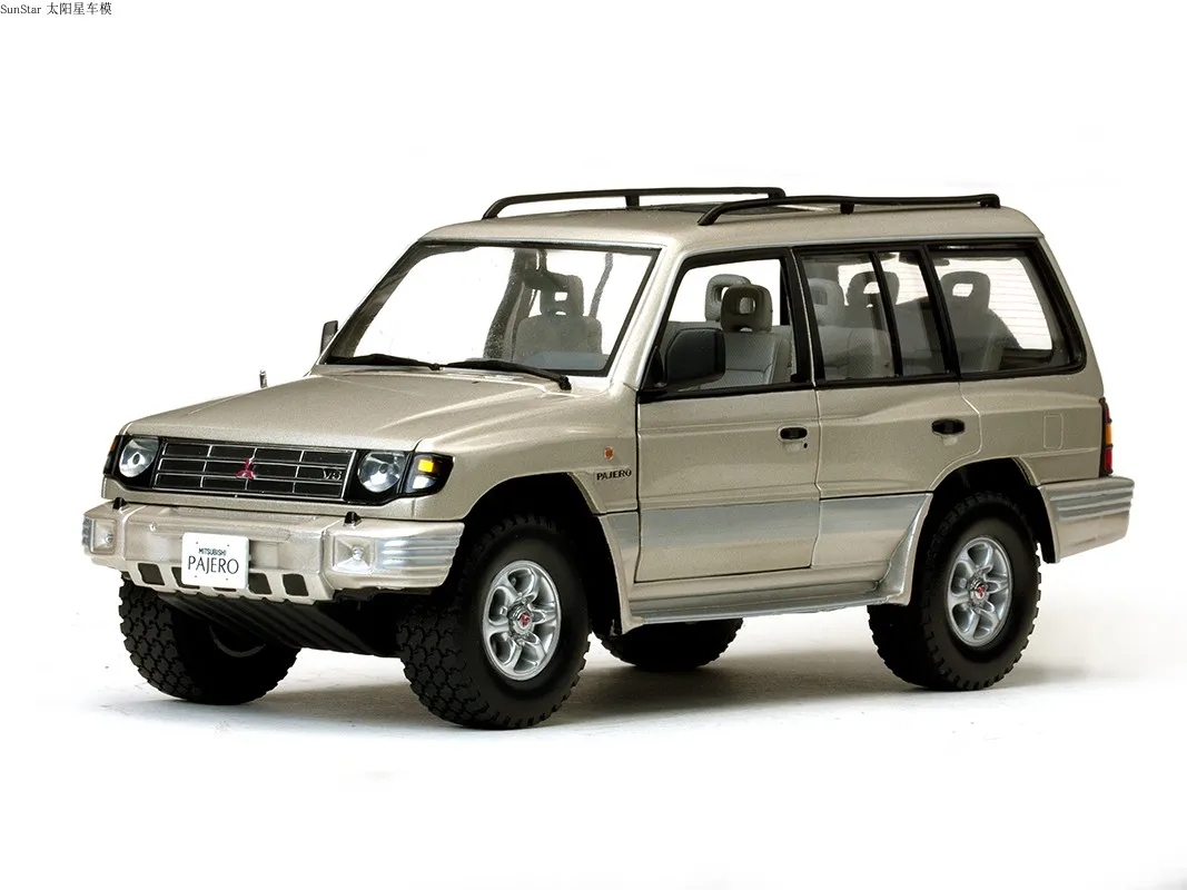 

SunStar 1:18 1998 Mitsubishi Pajero Long 3.5 V6 Limited Edition Metal Static Car Model Toy Gift