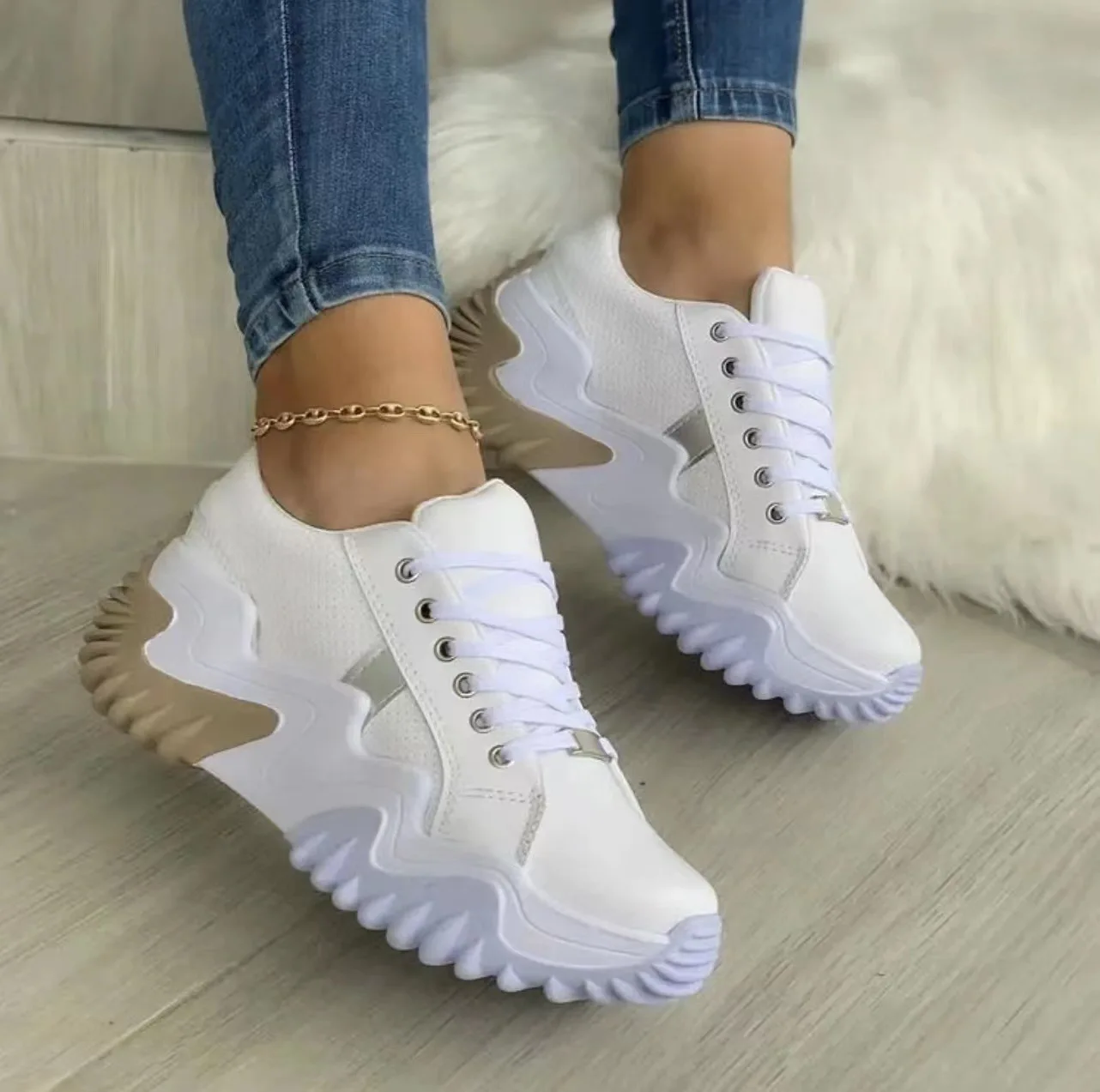 

Plus Size Spring Women Sneakers Lace-up Run Sports Shoes Woman Creepers Female Casual Flats Metal Decor Tenis Feminino