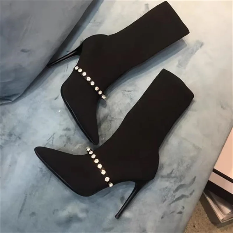 

Женские бархатные ботинки с кристаллами и цепочкой, на тонком высоком каблуке