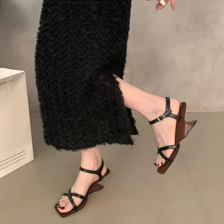 Модные женские босоножки на танкетке летние повседневные нескользящие туфли