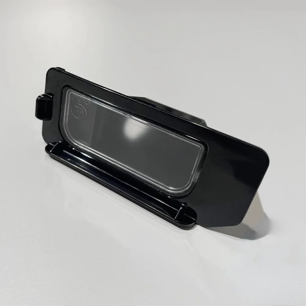 Оригинальная черная лампа в сборе для номерного знака Mitsubishi 8341A132