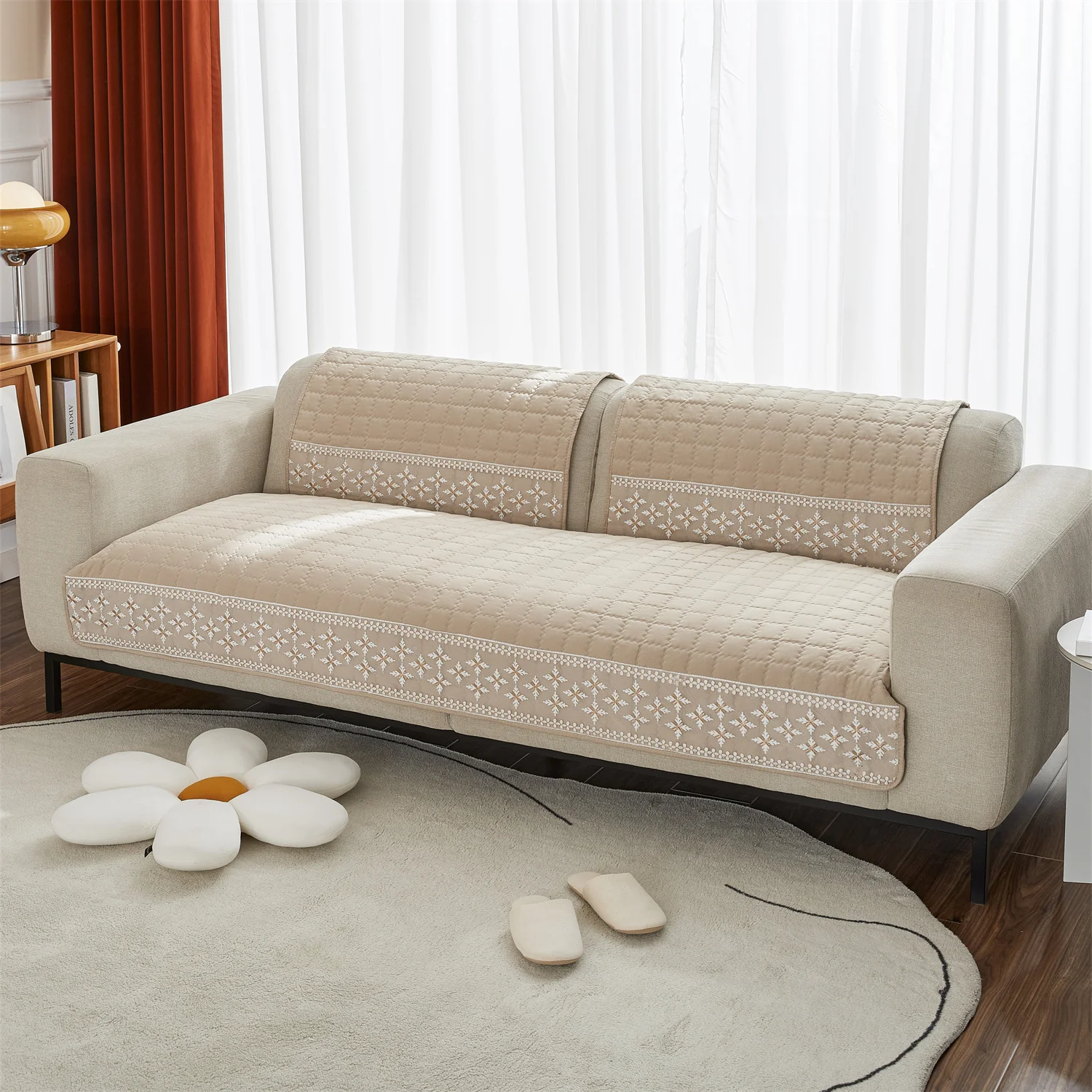 

Стеганый чехол для дивана с декоративным кружевом