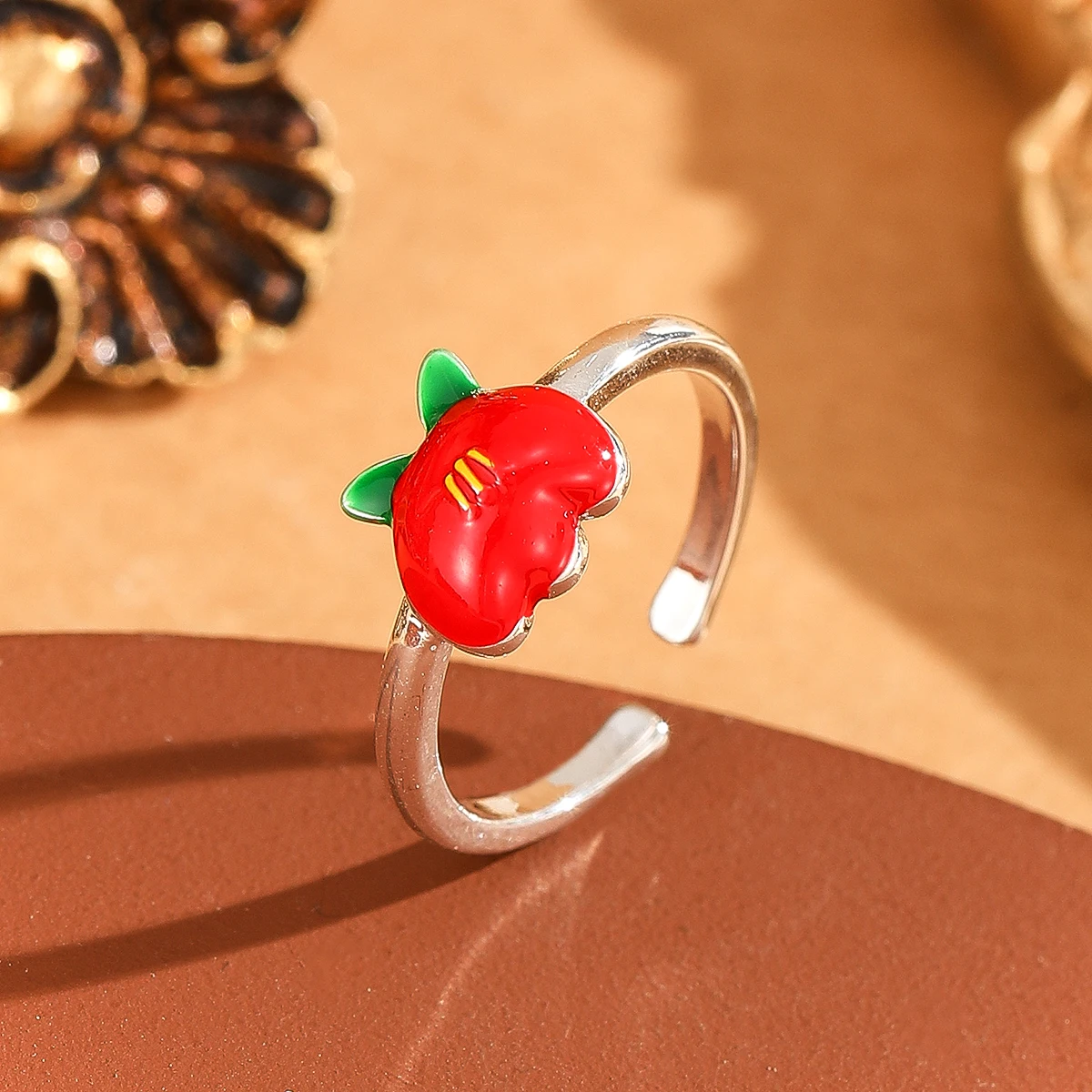 Кольцо из серебра 925 пробы с красным яблоком