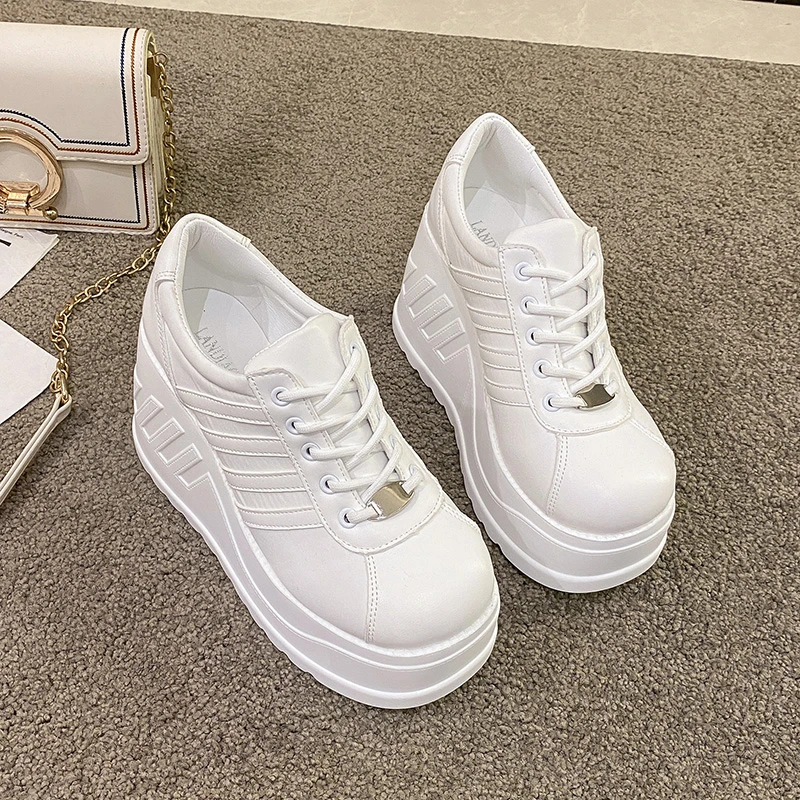 Женские кроссовки на шнуровке сетчатые однотонные высоком каблуке