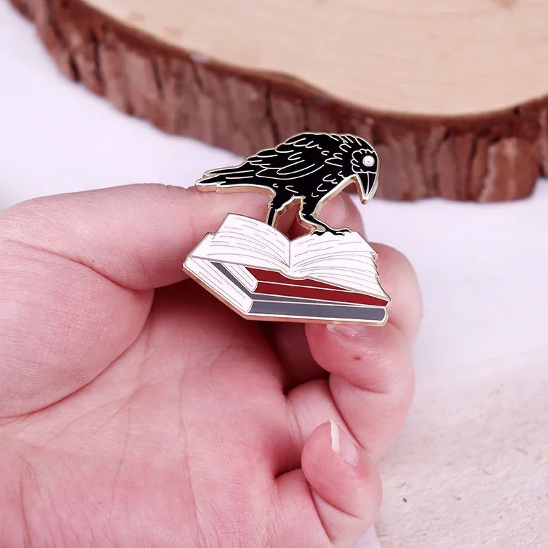 Булавка Ворона и книга shmik