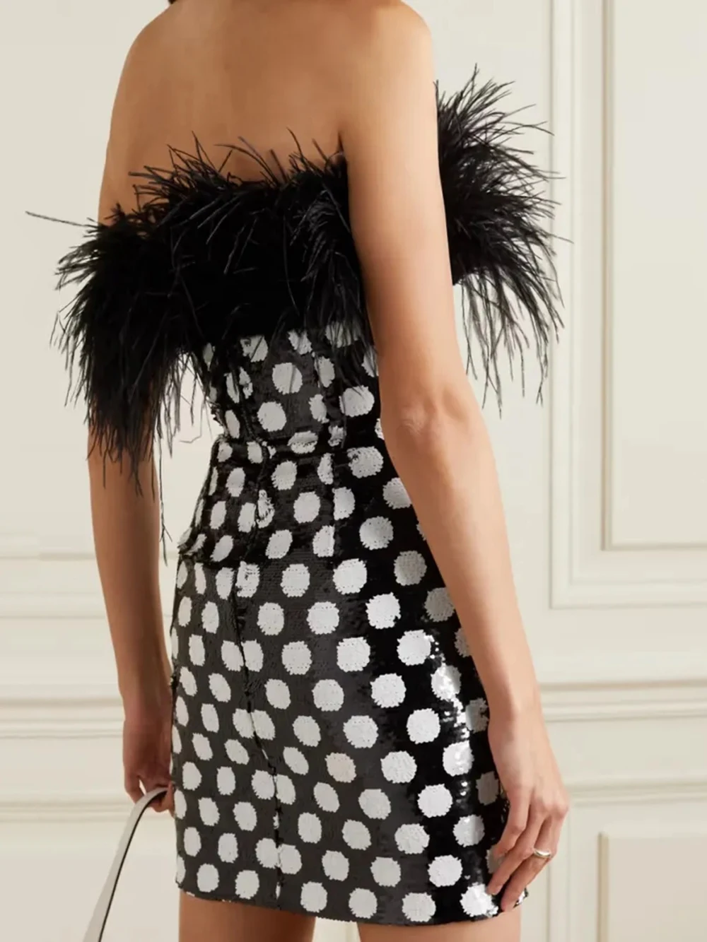 Женское пикантное мини-платье без бретелек с перьями и блестками спинки
