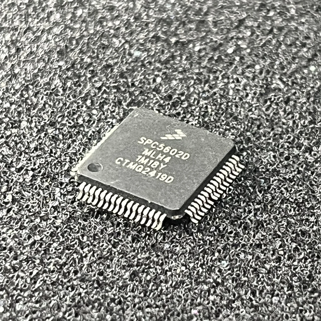 SPC5602DMLH4 SPC5602D SPC5602DF1MLH4 1M18Y новая Оригинальная фотография