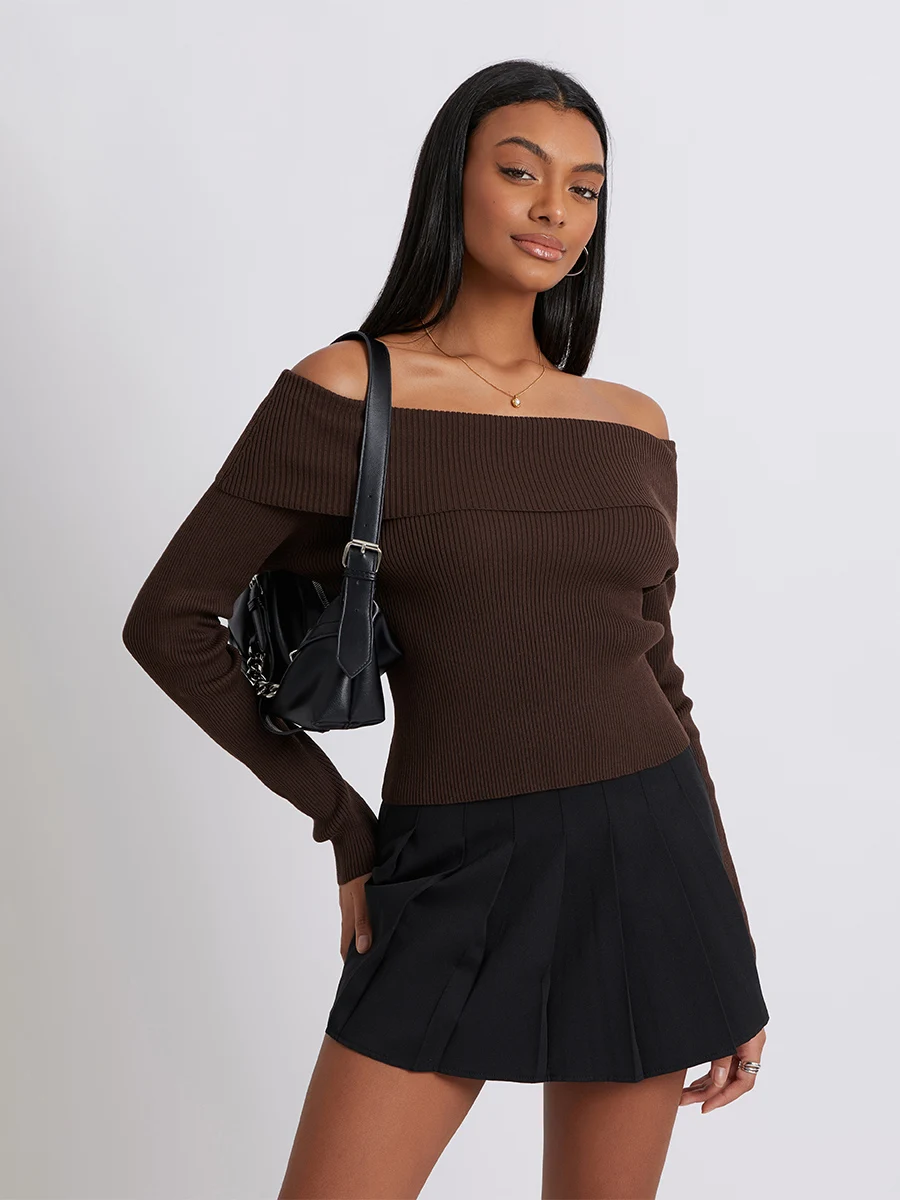 Женский трикотажный свитер с открытыми плечами и длинным рукавом