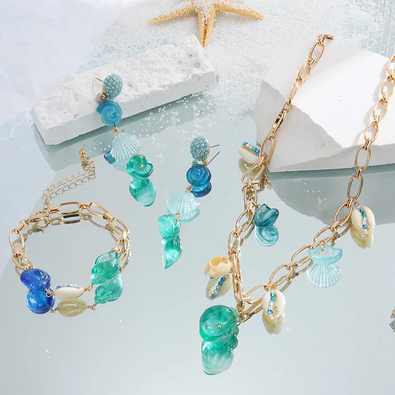

Ocean Series Blue Conch Necklace for Women Golden Chain Choker Resin Shell Pendants Glass Diamond Luxury Jewelry Gift For Girl