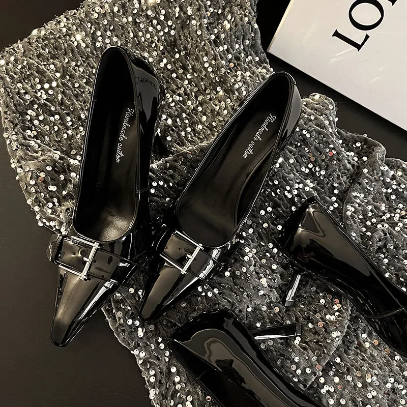 Черные туфли-лодочки без шнуровки на высоком каблуке из лакированной кожи с