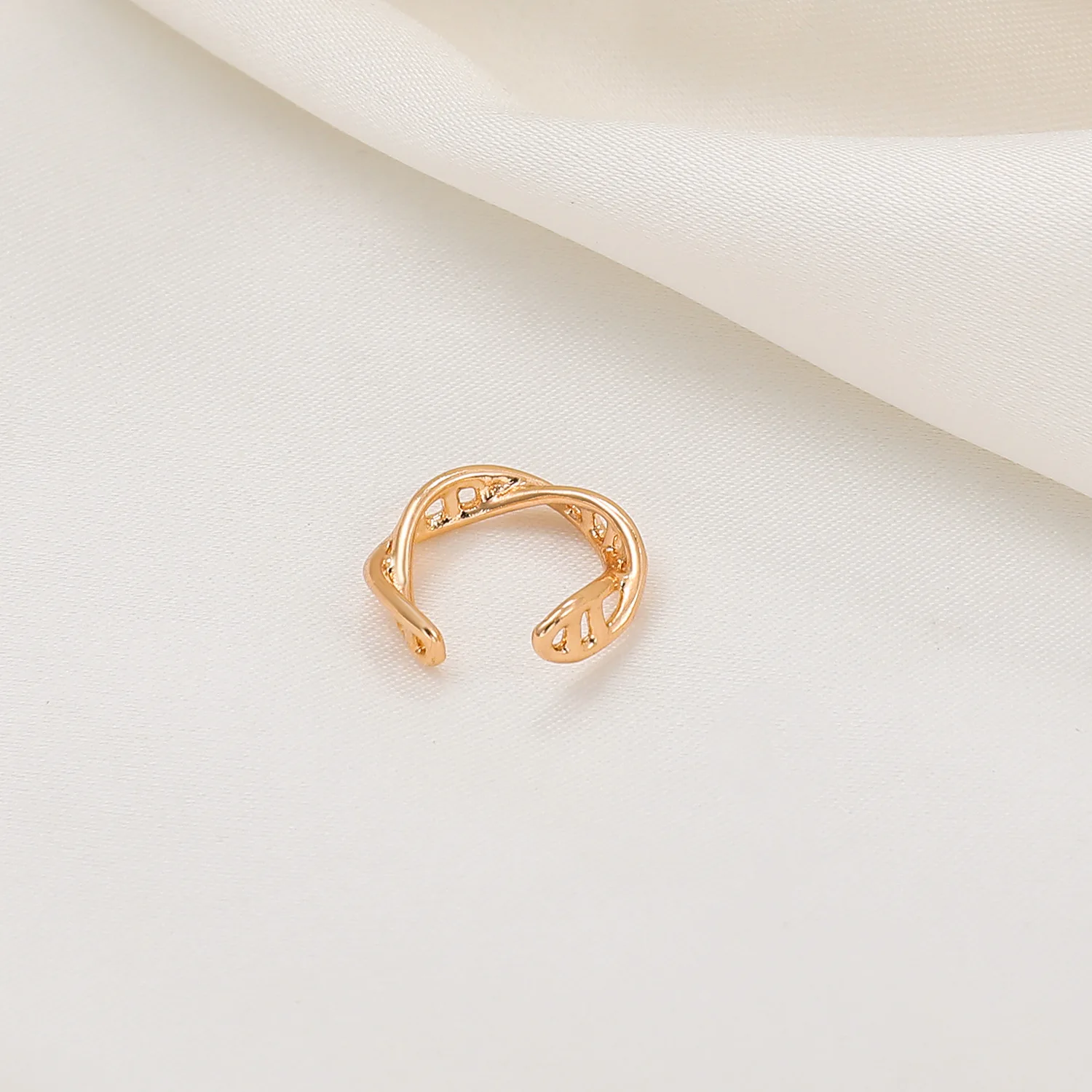 Простые свежие серьги-клипсы в стиле ретро с геометрическим стилем золотые