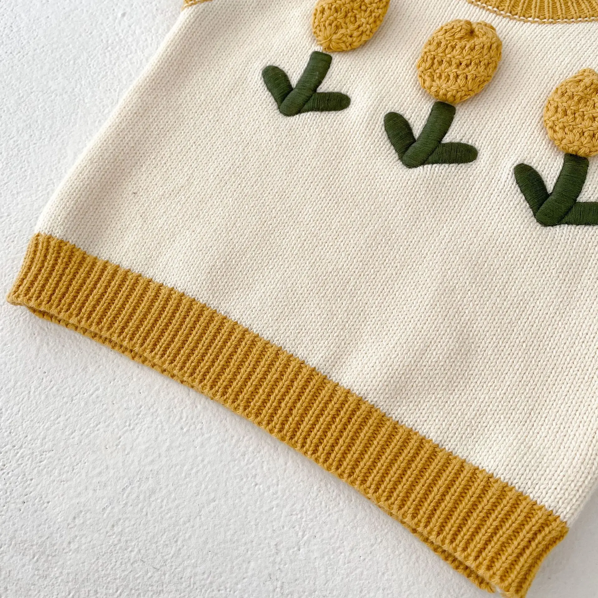 Детский осенний вязаный жилет с вышивкой Angoubebe 555T136 2023