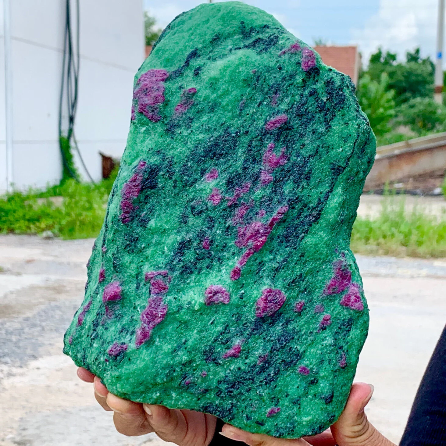 Зеленый рубин zoisite (anylite) DHGAOGE для фэншуй