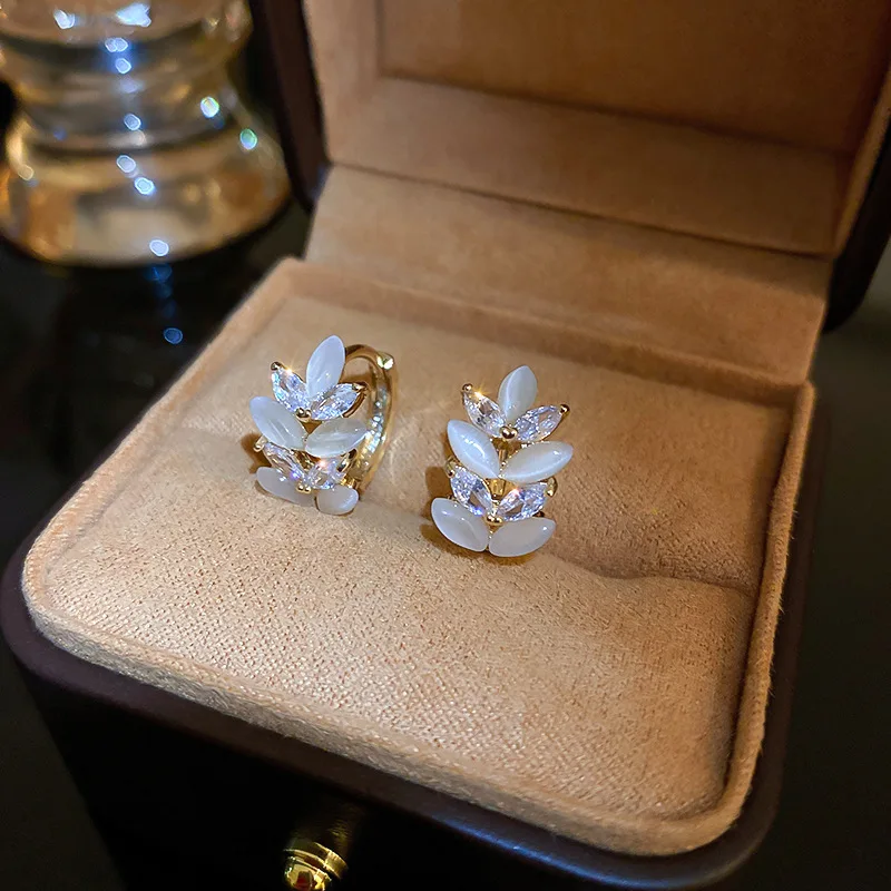 

2022 New Arrival Fashion Clip Earrings Metal Trendy Round Women Real Gold Plated Zircon Leaf Earrings Small Cute Trendy Jewelry