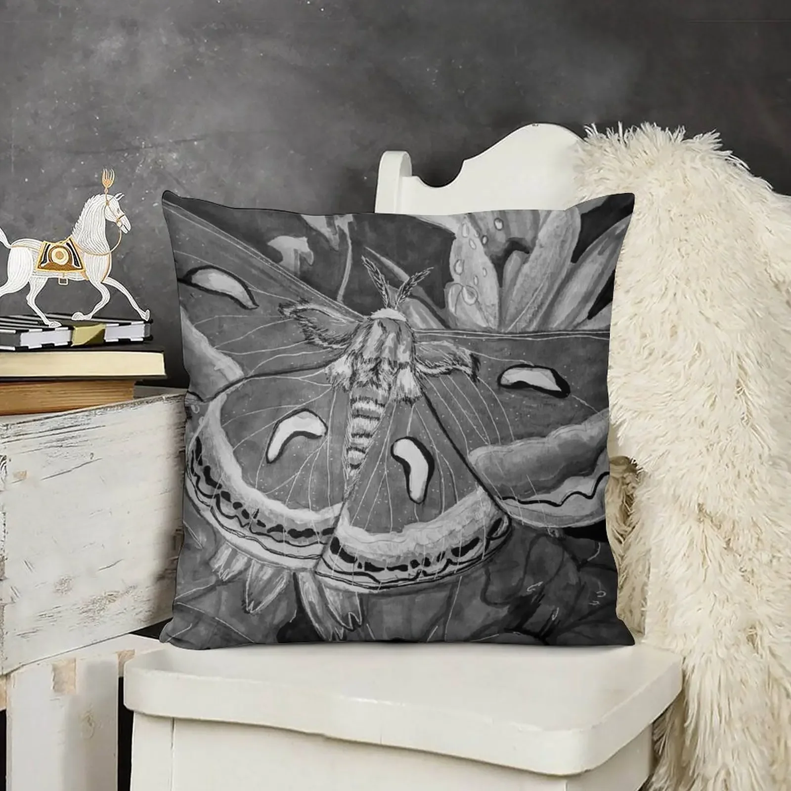 Cecropia Moth on Gerber Daisies декоративная подушка Рождественская наволочка Подушки для