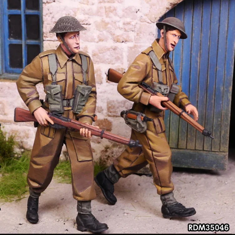 

Модель солдата из смолы 1/35 года, военная Вторая мировая война, британские солдаты, два человека, держат пистолеты на 943