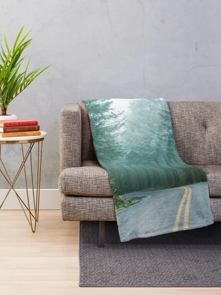 Forest Road Trip - Foggy Day Fir Trees Pacific Northwest Adventure Плед Роскошные пледы и Одеяла