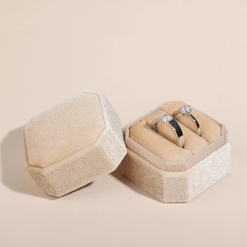 

Бархатная шестиугольная шкатулка для украшений