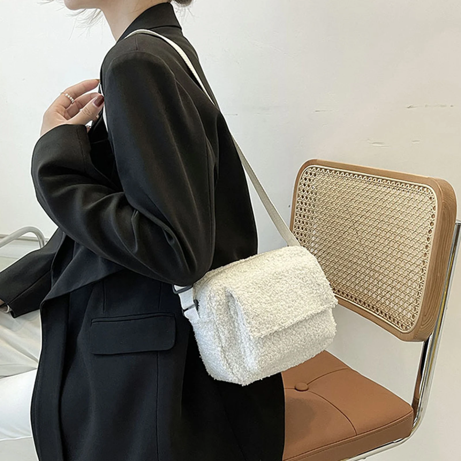 

Повседневная сумка на плечо для женщин, однотонный мессенджер из шерсти и плюша, тоут с пряжкой, дорожный подарок на день рождения, Белый/хак...