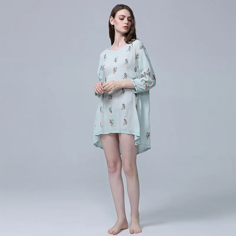 

Платье пляжное с вышивкой и V-образным вырезом