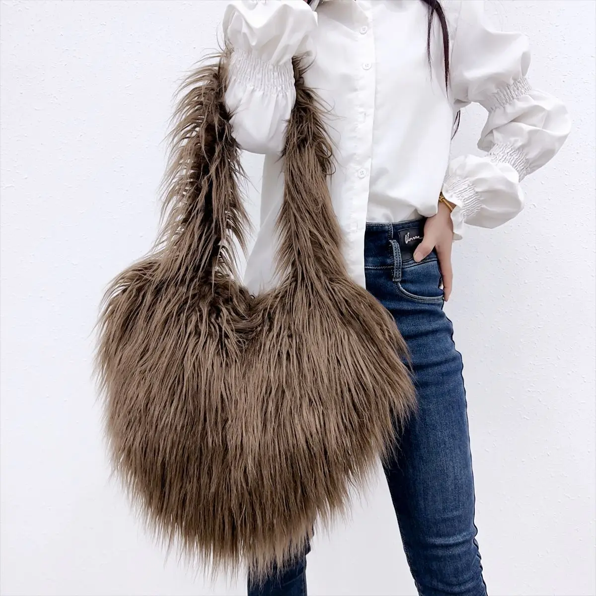 

Winter Faux Fur Women Handbags Plush Ladies Heart Shaped Shoulder Bag Cute Female Clutch Purse Love Handbags Messenger Bag