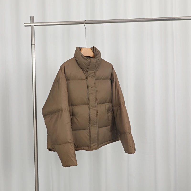 Женский короткий пуховик с воротником-стойкой однотонный теплый на белом утином