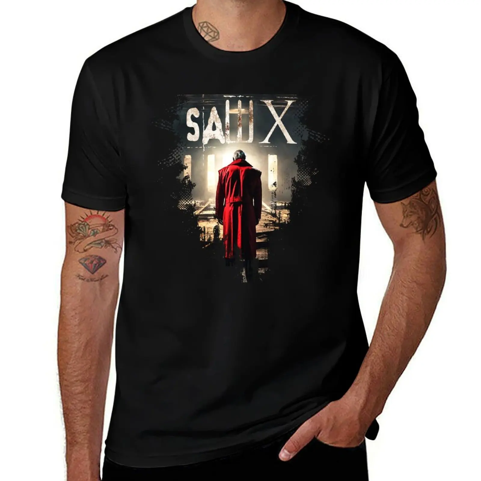 Фото Футболка с графическим дизайном по фильму SAW X (Saw 10) с Тобином Беллом в роли Джона Крамера, повседневная футболка с современным принтом №1