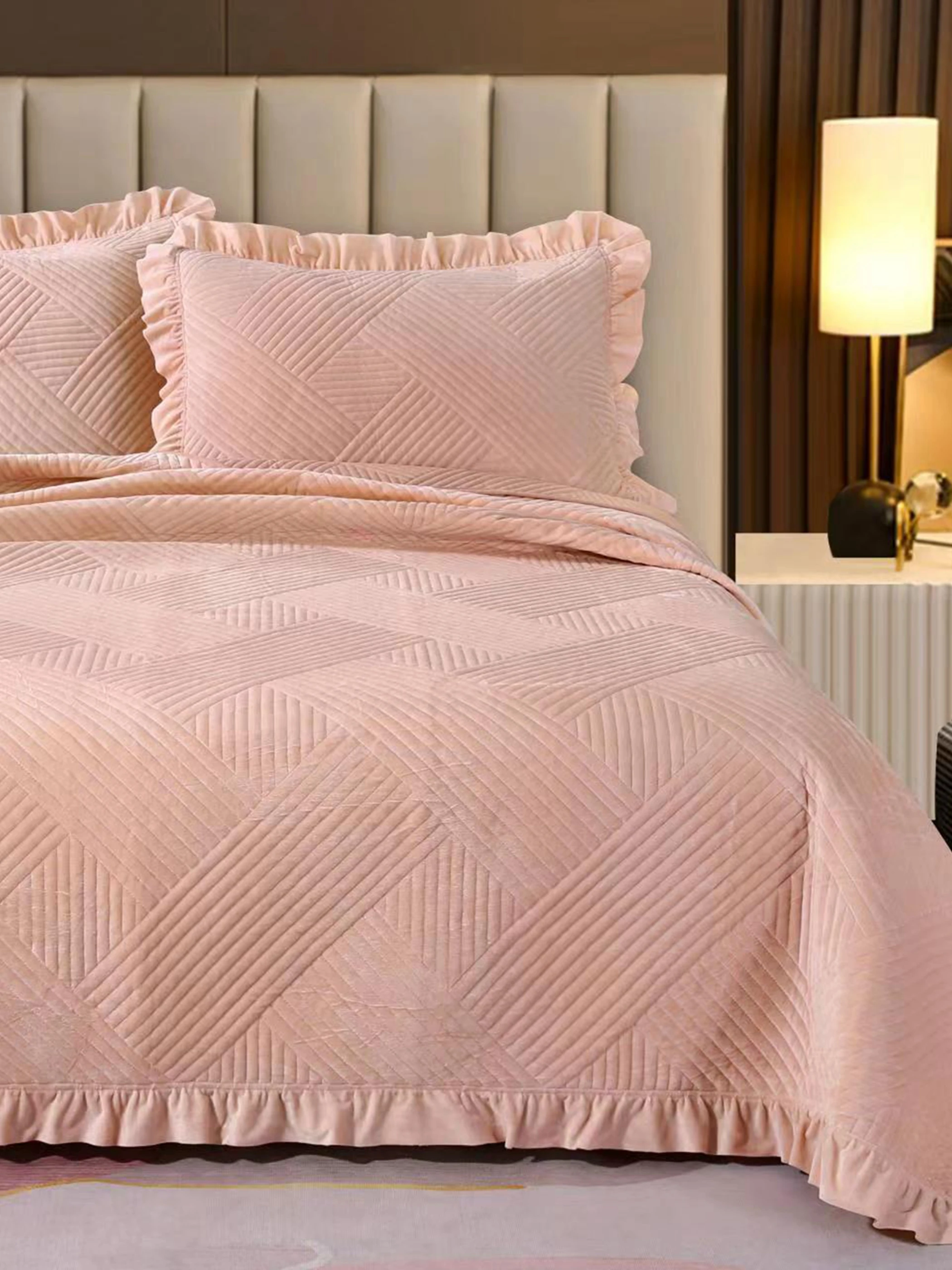 Корейское зимнее молочное бархатное покрывало комплект из трех предметов 2024