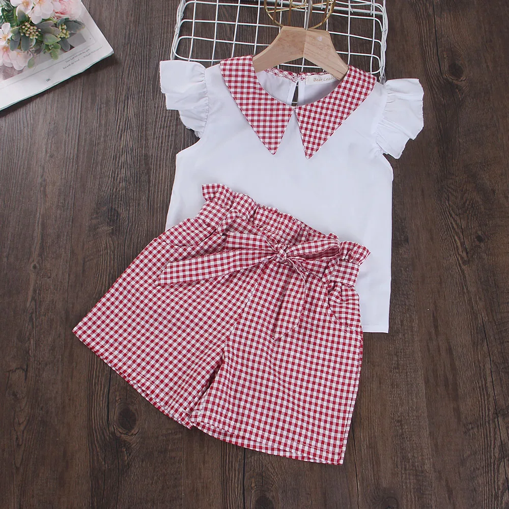 

Летние комплекты одежды для маленьких девочек, новинка 2022, модная детская футболка без рукавов и клетчатые шорты с бантом, наряды, повседнев...