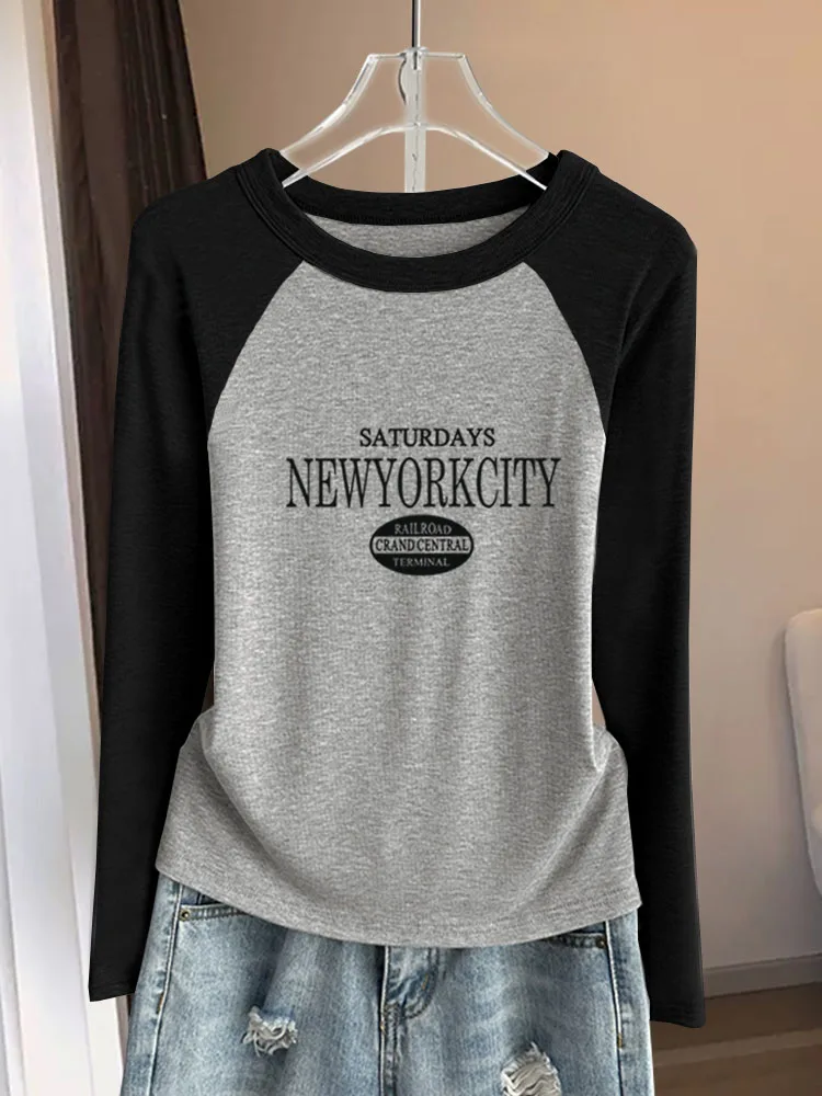 Хлопковая рубашка контрастного цвета с круглым вырезом и длинными рукавами.