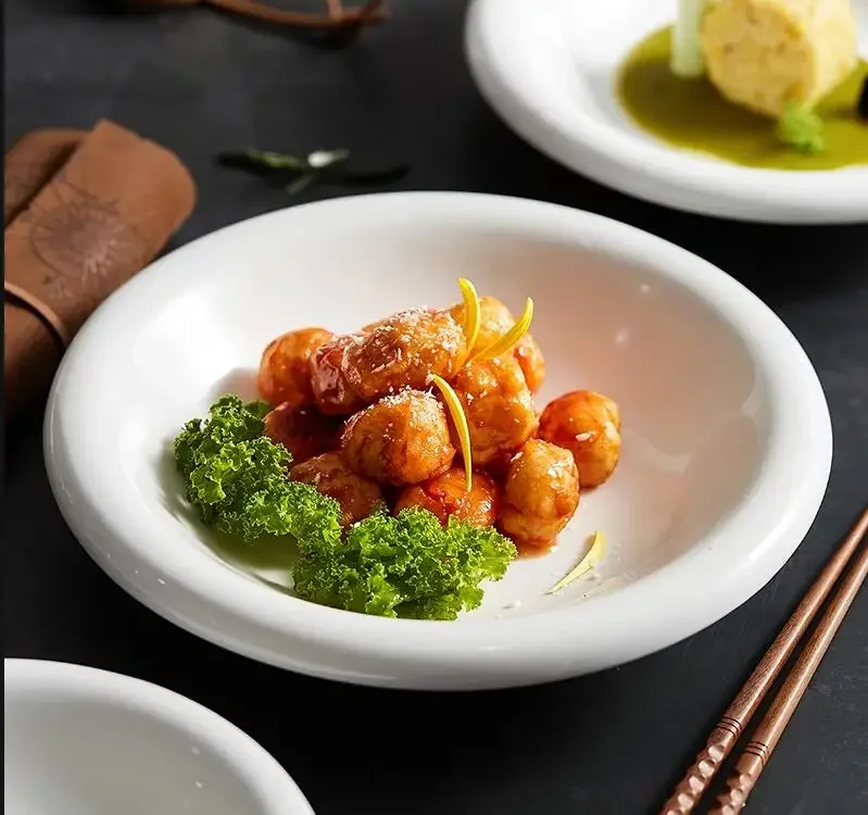 Простая белая тарелка для салата украшение гурманов основное блюдо обеденный