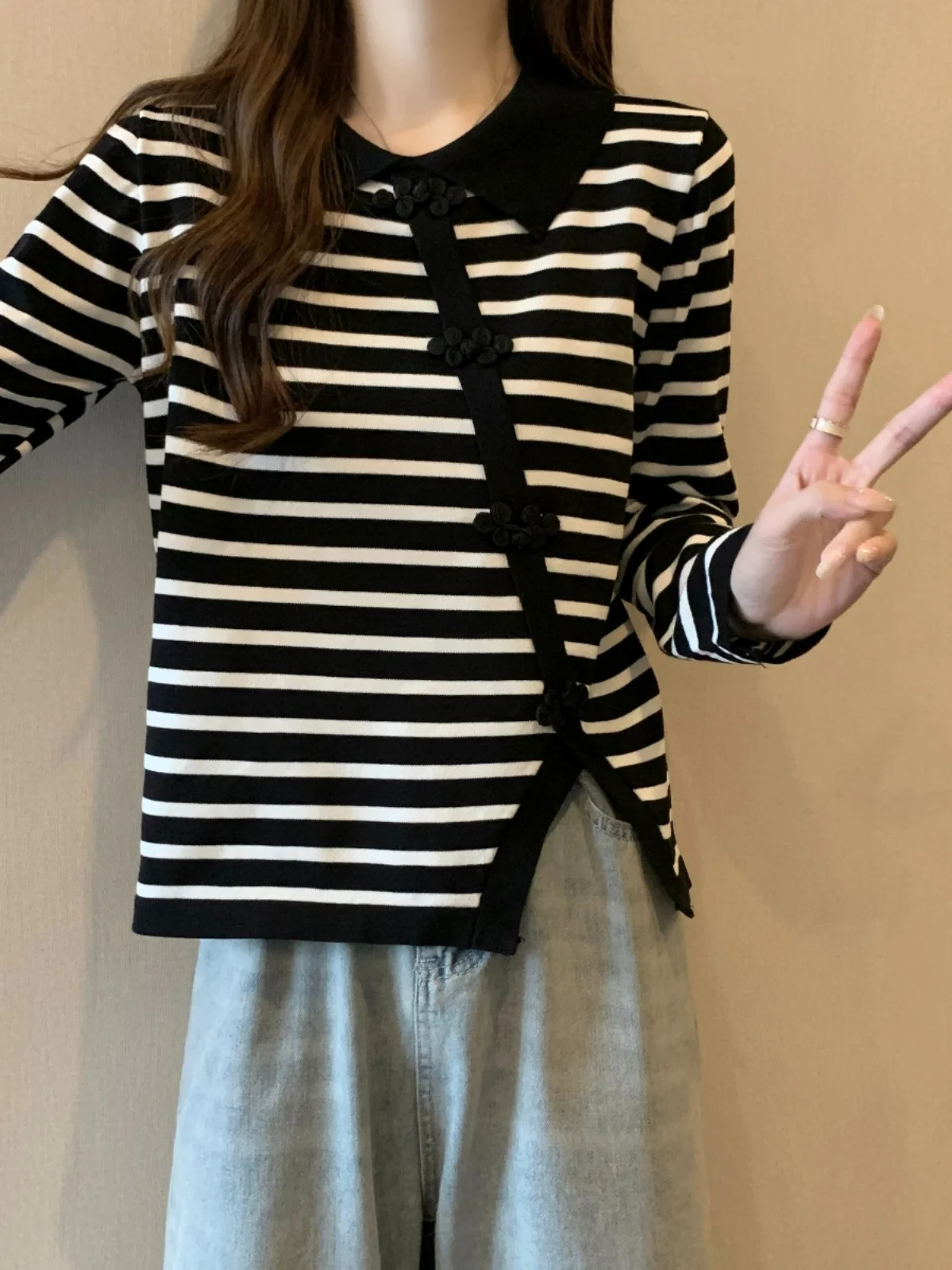 Женская трикотажная нижняя рубашка в полоску с нерегулярным разрезом стиле