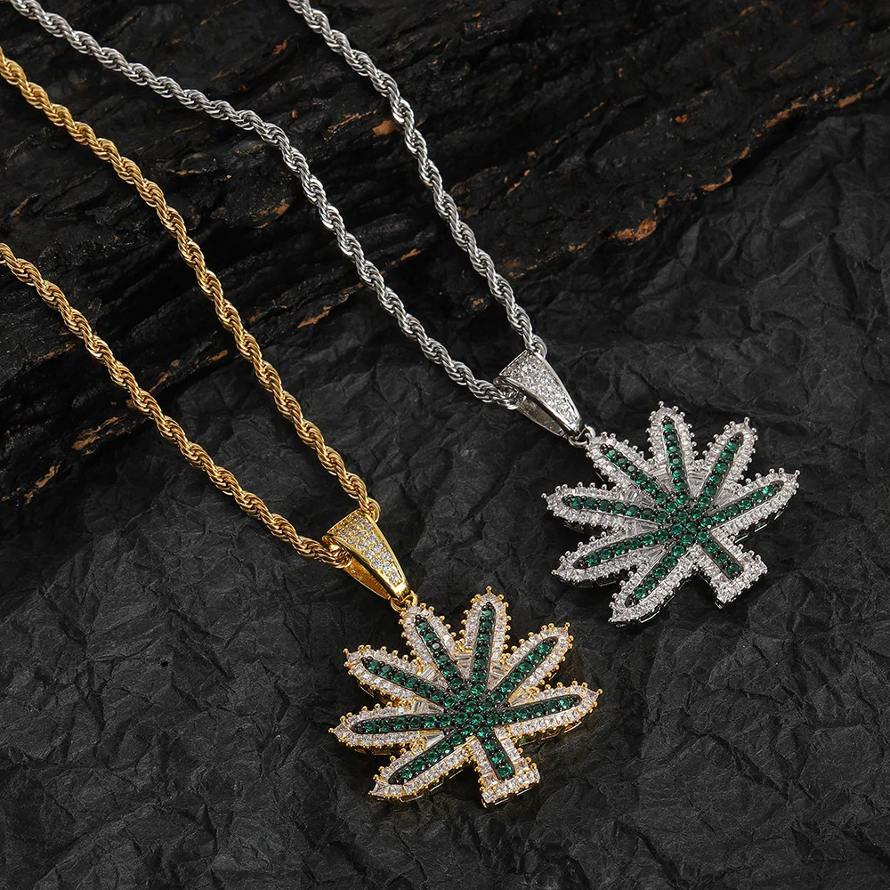 

Ожерелье с кулоном в виде кленового листа с зелеными фианитами