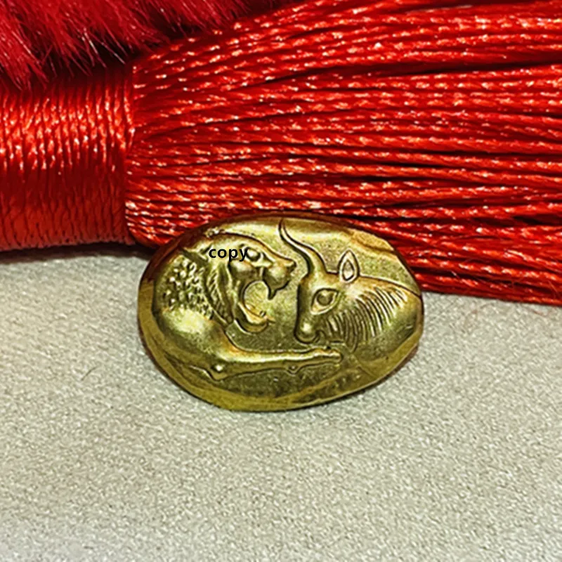 

Lydian Empire монета выглядит в греческом античном стиле для класса Gold, ручной молоток с львом и быком, не часто копируют монеты