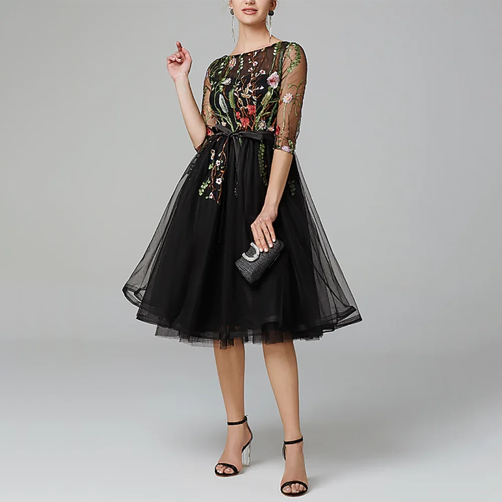 

Женское вечернее платье средней длины с вырезом лодочкой и цветочной вышивкой