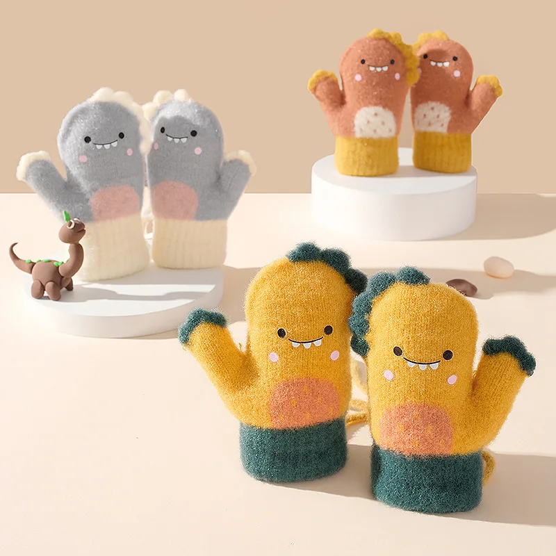 

Зимние Бархатные и плотные детские перчатки, милые детские перчатки с маленьким динозавром, подходят для защиты от холода, теплые подвесные...