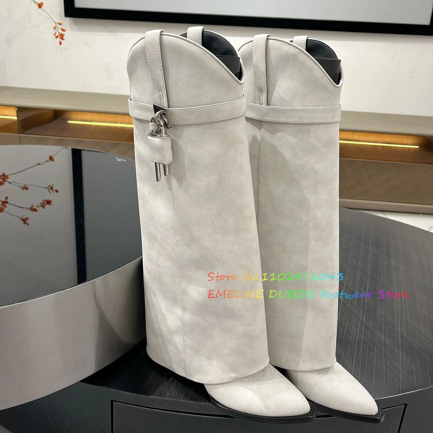 Женские сапоги до колена с заостренным танкетком и пряжкой в виде акулы