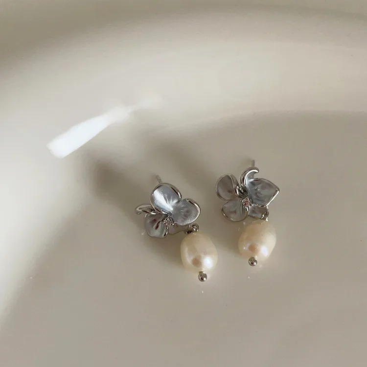 

TIOWIOS 2023 Drop Oil Flower Fresh Water Pearl Female Design Retro Personality Simple Temperament Earrings